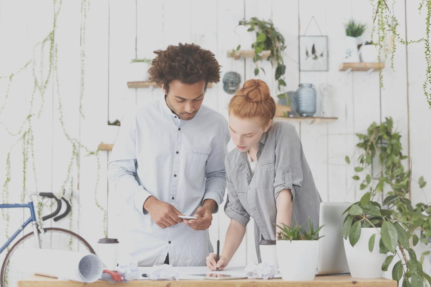 Technical analysis workstation with multiple trading screens